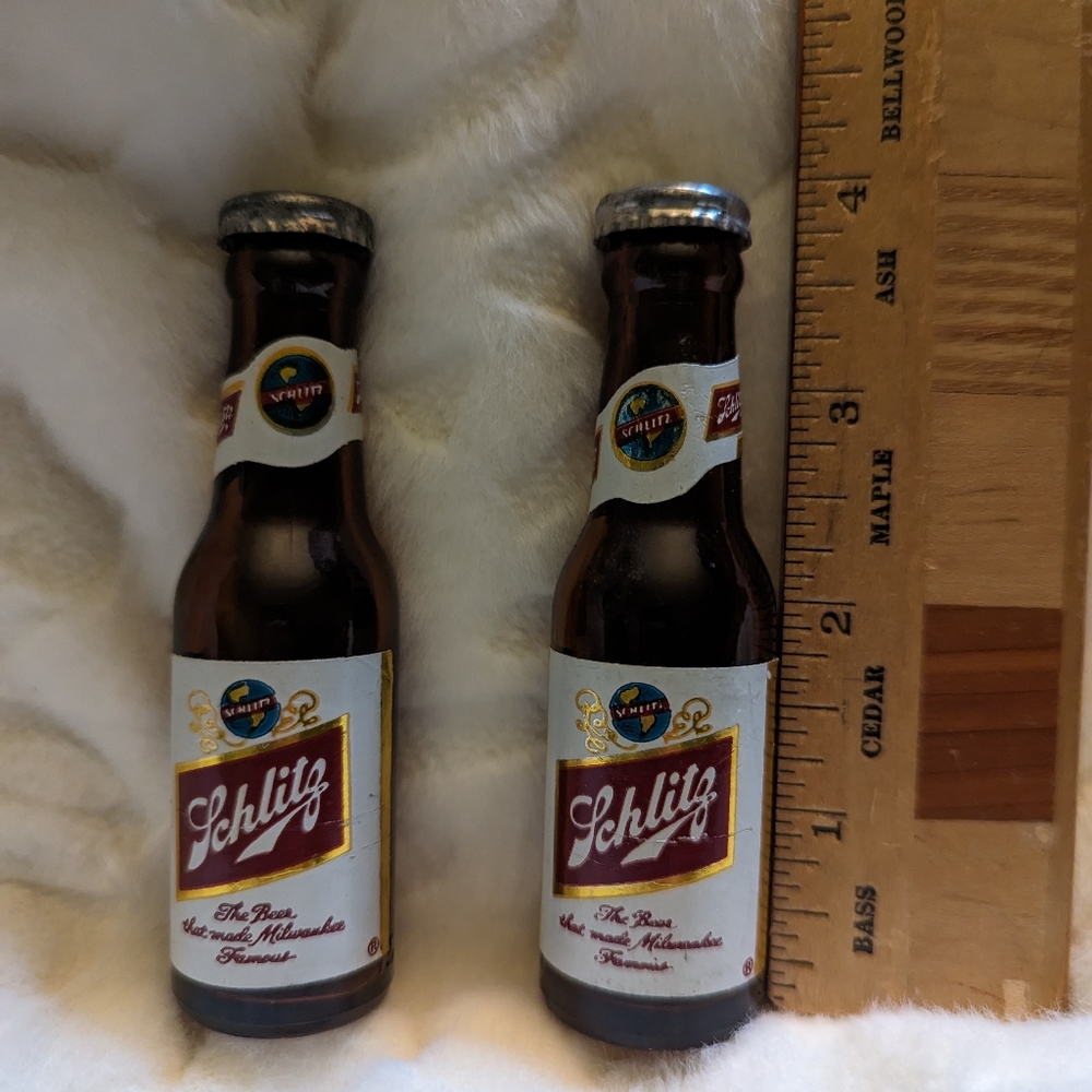 Last Call.Vintage 1960s Schlitz salt and pepper